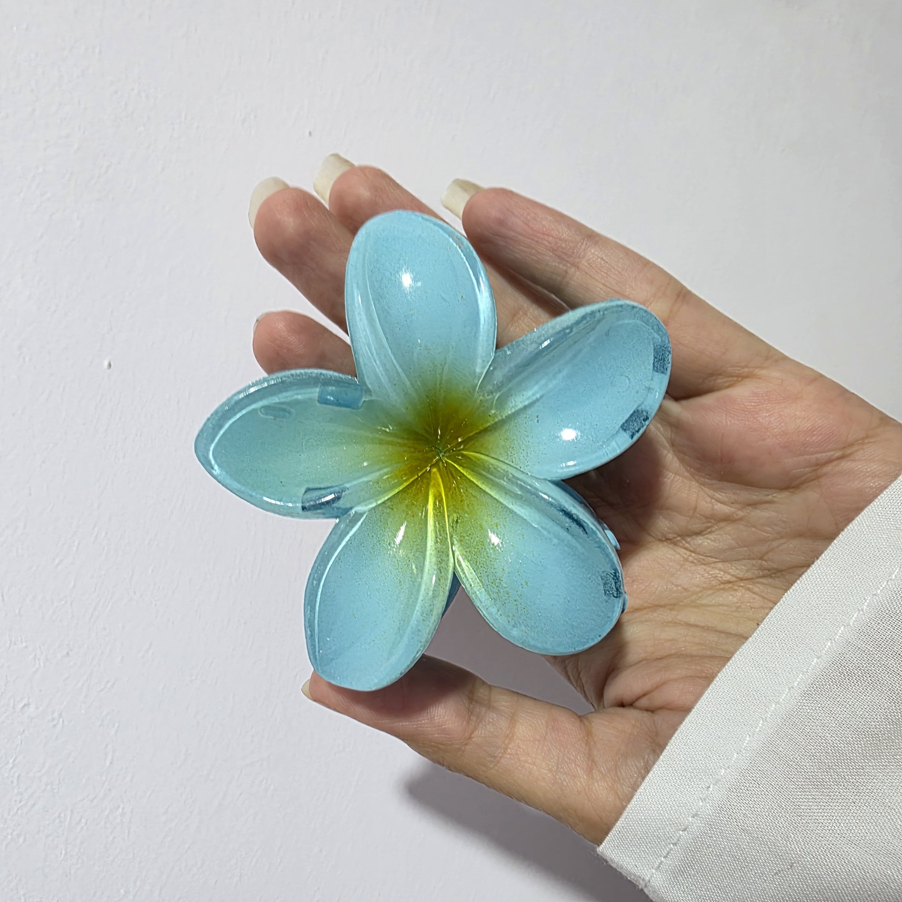 رنگ ابی کاملا سالم اما با رنگ پریدگی های جزیی