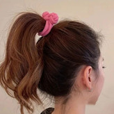 کش مو زنانه با طراحی گرهای، ساختهشده از پارچه نرم و لطیف به رنگ خنثی، مناسب برای استفاده روزانه و استایلهای ساده و شیک.