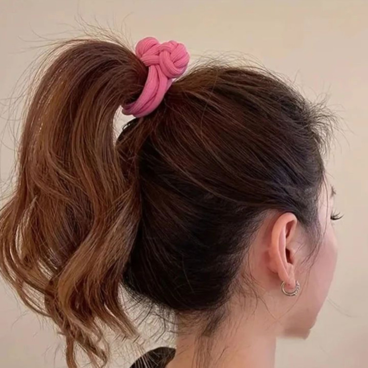 کش مو زنانه با طراحی گرهای، ساختهشده از پارچه نرم و لطیف به رنگ خنثی، مناسب برای استفاده روزانه و استایلهای ساده و شیک.