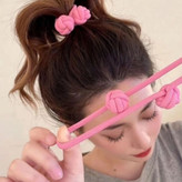 کش مو زنانه با طراحی گرهای، ساختهشده از پارچه نرم و لطیف به رنگ خنثی، مناسب برای استفاده روزانه و استایلهای ساده و شیک.